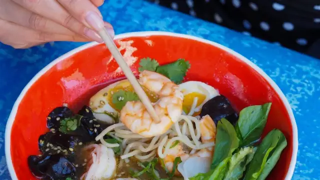 B&uacute;n quậy Ph&uacute; Quốc tại nh&agrave;: c&aacute;ch l&agrave;m sợi b&uacute;n, chả t&ocirc;m v&agrave; nước chấm