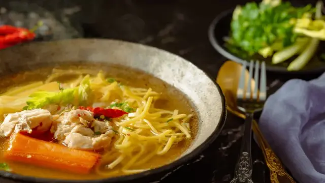 Bún thang Hà Nội: cách nấu nước dùng trong, bày bát đẹp chuẩn vị
