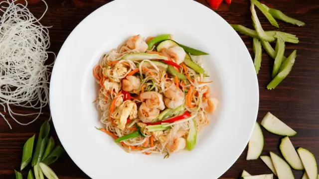 B&uacute;n x&agrave;o hải sản cho b&eacute;: bữa s&aacute;ng 20 ph&uacute;t mềm ngon, đủ chất