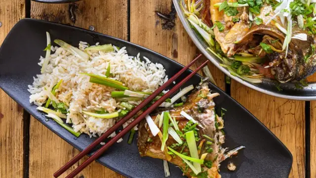 Cá diêu hồng hấp cuốn bánh tráng: cách làm ngọt thịt, hết tanh