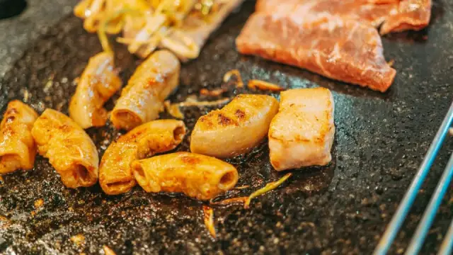 Cách chọn dồi trường tươi ngon và sơ chế sạch mùi tại nhà