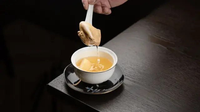 Cách luộc gà cúng Tết vàng óng, da giòn không nứt, thịt ngọt