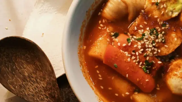 C&aacute;ch nấu tokbokki b&aacute;nh gạo cay chuẩn vị H&agrave;n Quốc tại nh&agrave;