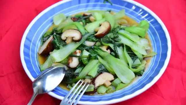 Cải thìa xào nấm đông cô thịt cua: rau xanh giòn, sốt sánh ngọt