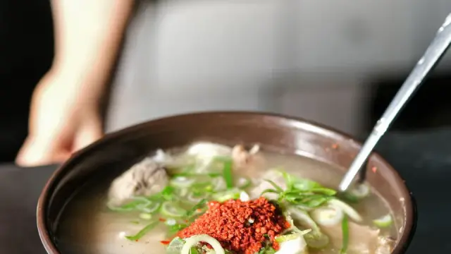 Canh b&aacute;nh gạo H&agrave;n Quốc: c&aacute;ch nấu tteokguk ngon cho ng&agrave;y ng&aacute;n cơm