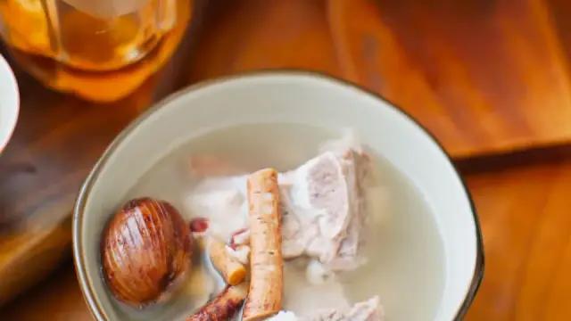 Canh chùm ngây sườn non: cách nấu ngọt thanh, lá xanh không đắng