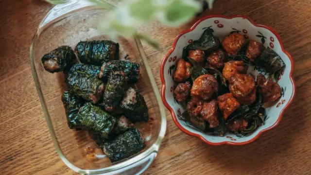 Chả l&aacute; lốt: 2 c&aacute;ch l&agrave;m chi&ecirc;n gi&ograve;n v&agrave; nướng thơm cho cuối tuần