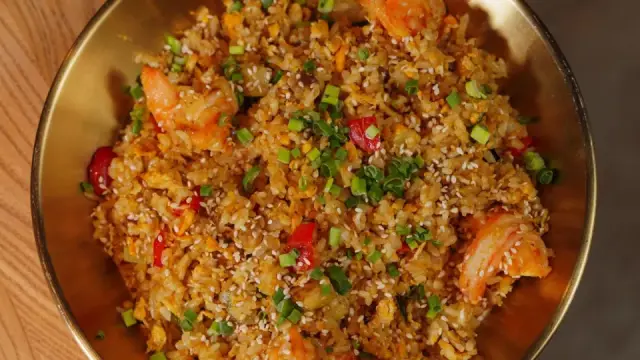 Cơm chi&ecirc;n Dương Ch&acirc;u tại nh&agrave;: hạt tơi, đủ m&agrave;u, no l&acirc;u cả buổi
