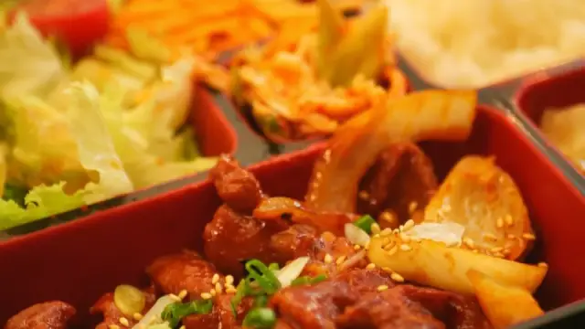 Đồ ăn thừa sau Tết: 4 cách biến thành hộp cơm trưa văn phòng
