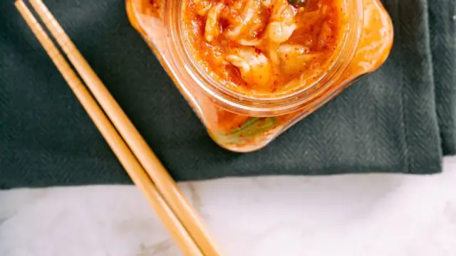 Kim chi tự l&agrave;m tại nh&agrave;: 5 c&ocirc;ng thức dễ l&agrave;m, chua cay gi&ograve;n ngon