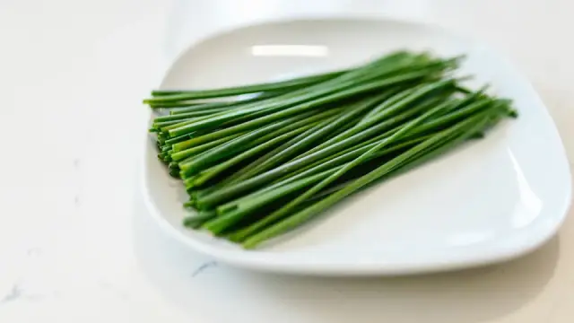 Lá hẹ có tác dụng gì? Dinh dưỡng và 5 món ngon từ lá hẹ