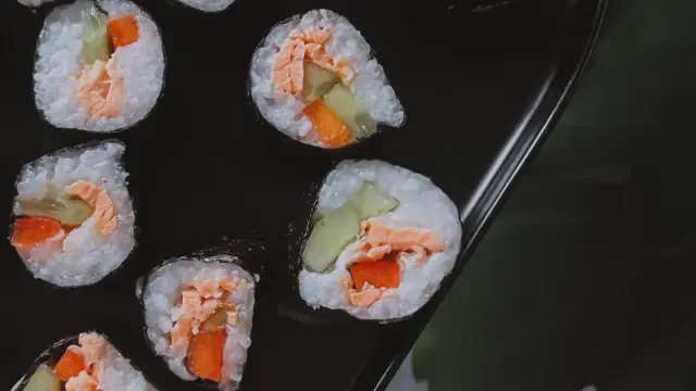 Làm sushi tại nhà bằng nguyên liệu Việt: cơm dẻo, cuộn chặt, ngon