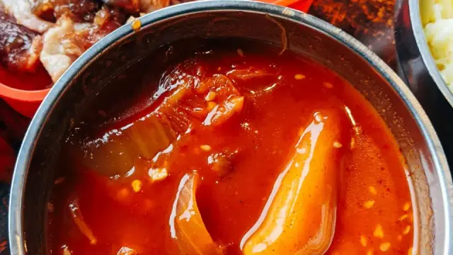 Lẩu xí quách kim chi: cách nấu nước lẩu chua cay đậm đà tại nhà