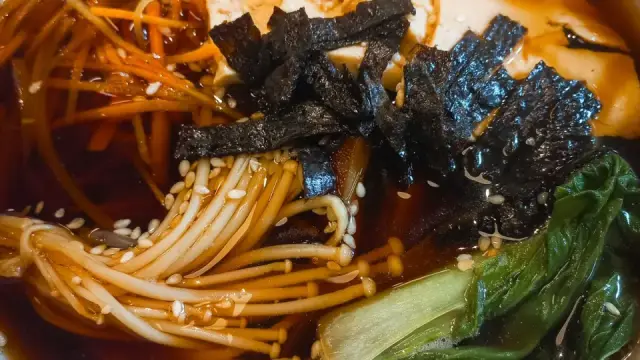 Mâm cơm chay ngày rằm 3 món: canh nấm, đậu hũ kho, rau củ xào