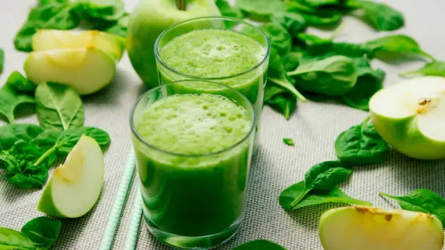 Nước ép táo quýt cải bó xôi: công thức xanh mát hỗ trợ làn da