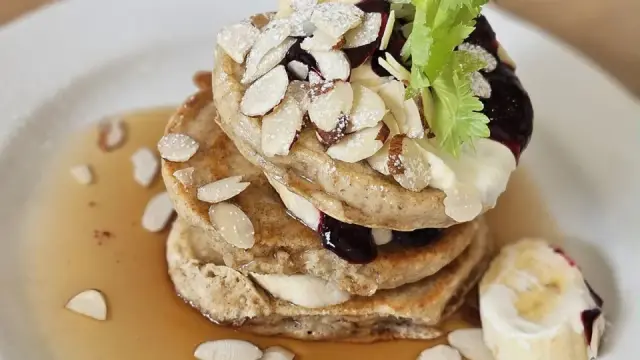 Pancake hạnh nh&acirc;n đậu đỏ: bữa s&aacute;ng mềm thơm cho ng&agrave;y đầu năm
