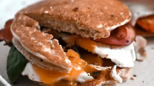 Pancake jambon trứng c&uacute;t: bữa s&aacute;ng ngon trong 20 ph&uacute;t