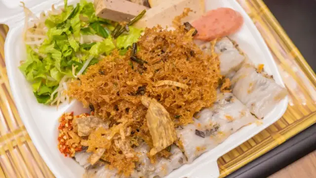 Phở cuốn thịt bò tại nhà: bí quyết cuốn đẹp, nước chấm chuẩn