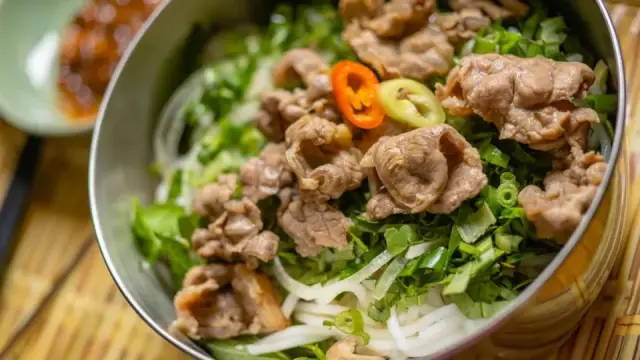 Phở trộn thịt b&ograve; chua ngọt: m&oacute;n đổi vị khi ng&aacute;n cơm