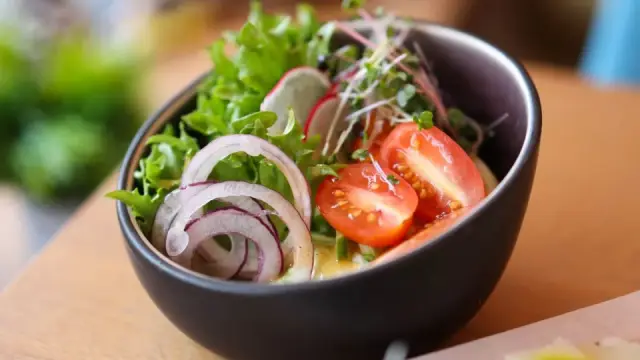 Salad ăn sạch thanh đạm: 5 c&ocirc;ng thức dễ l&agrave;m cho bữa nhẹ bụng