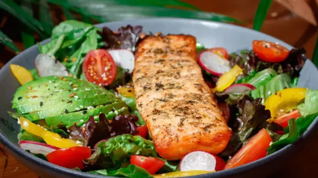 Salad cá hồi sốt thanh long: món quà bữa tối nhẹ nhàng, đẹp mắt