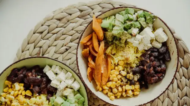 Salad cho bé: salad rau củ nhiều màu và salad thịt gà mềm ngọt