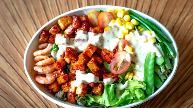 Salad t&ocirc;m đậu hũ thanh m&aacute;t: c&aacute;ch l&agrave;m gi&agrave;u đạm, &iacute;t calo, dễ ăn