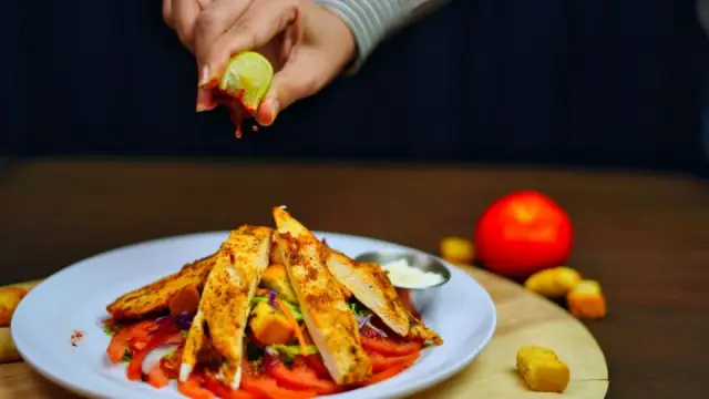 Salad ức gà áp chảo: thịt mềm mọng, sốt mè chanh nhẹ bụng