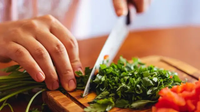 Sơ chế nguyên liệu đúng cách: hướng dẫn cho thịt, cá, rau củ