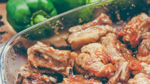 Sườn nướng tiêu đãi tiệc: cách ướp mềm thơm, nướng lò và than