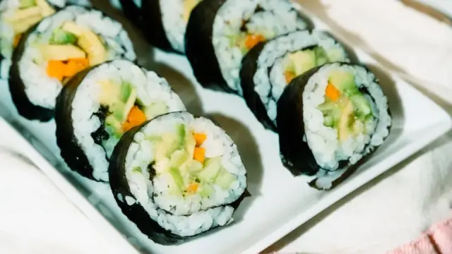Sushi chay đậu hũ: cách cuộn cơm dẻo, nhân rau củ thanh mát
