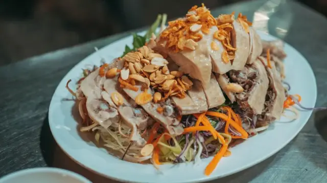 Thực đơn cơm hè 3 món: gỏi gà, cá nục kho me và canh mướp mực