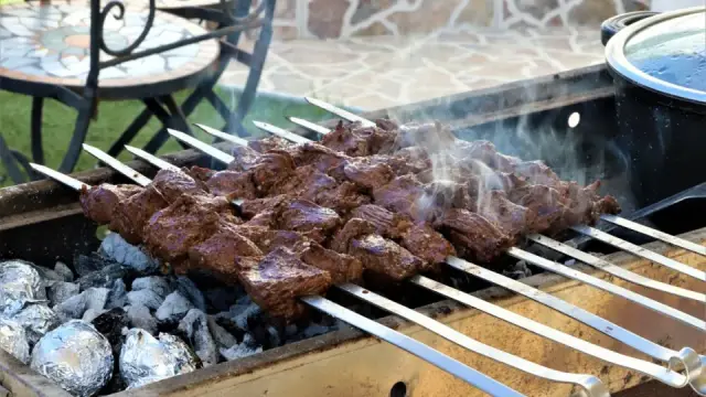 Tiệc BBQ tại nh&agrave;: 3 m&oacute;n nướng đơn giản, thơm lừng cho cuối tuần
