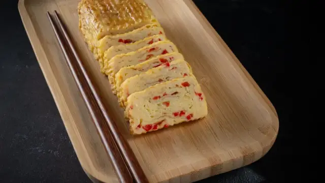 Trứng cuộn kiểu Nhật tamagoyaki: c&aacute;ch l&agrave;m mềm mịn, đẹp lớp