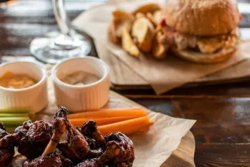Cánh gà, burger và bia thủ công