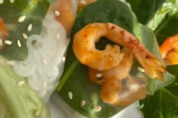 Gỏi cuốn tôm rắc mè