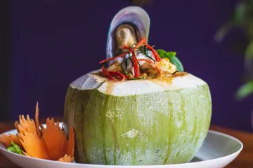 Súp dừa hải sản trong gáo dừa