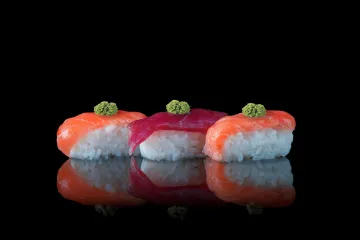 Nigiri cá hồi và cá ngừ