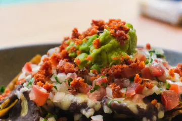 Nachos sốt guacamole, salsa và chorizo