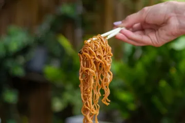 Mì trộn rau củ