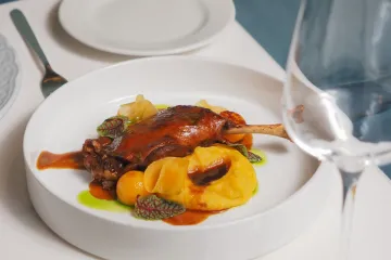Đùi vịt confit
