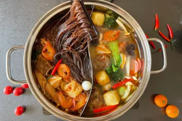 Lẩu tôm, mì và rau