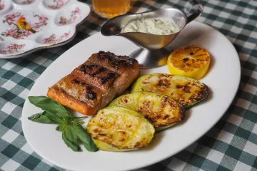 Cá hồi nướng bí ngòi chanh