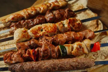 Thịt xiên nướng trên bánh mì dẹt