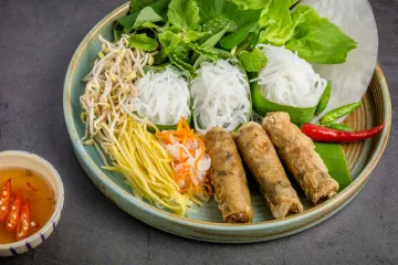 Mâm nem, bún và rau sống