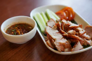 Heo nướng chấm dưa leo cà chua