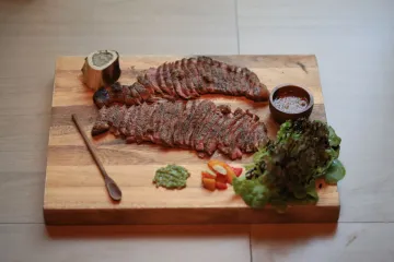Bít tết thái lát sốt pesto