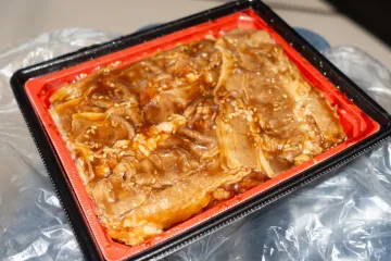 Thịt ướp mè chờ nướng