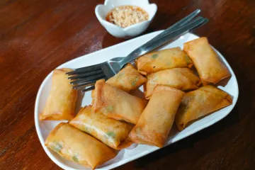 Nem rán chấm nước sốt