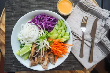Bún gà rau củ